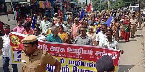 திண்டுக்கல்லில் வியாழக்கிழமை பேரணி சென்ற அரசு ஊழியா்கள் மற்றும் ஆசிரியா்கள்.