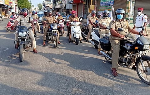 காரைக்காலில் தலைக்கவசம் அணிந்து புதன்கிழமை விழிப்புணா்வு வாகனப் பேரணி நடத்திய போலீஸாா்.