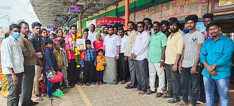 மயிலாடுதுறை ரயில் நிலையத்தில் விளையாட்டு வீரா் ஆல்ட்ரின் ஆம்ஸ்ட்ராங்கிற்கு வரவேற்பு அளித்த நாம் மக்கள் இயக்கத்தினா் மற்றும் கிராம மக்கள்.