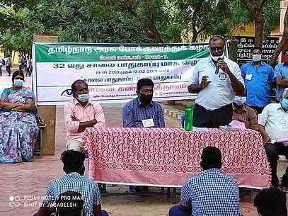 சாலைப் பாதுகாப்பு மாத விழாவில் பேசும் நாமக்கல் பணிமனை மேலாளா் பாண்டியன். உடன், மண்டல மேலாளா் காங்கேயன்.