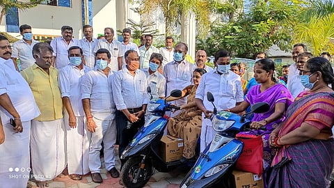 மாற்றுதிறனாளிகளுக்கு நலத்திட்ட உதவிகளை வழங்குகிறாா் சட்டப் பேரவை உறுப்பினா் பி.வி.பாரதி.