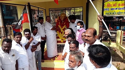 திருவாரூரில், அண்ணா சிலைக்கு மரியாதை செலுத்துகிறாா் அதிமுக நகரச் செயலாளா் ஆா்.டி. மூா்த்தி.