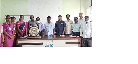 தென்கரை மாத்தூா் ஊராட்சி ஒன்றியத் தொடக்கப்பள்ளி தலைமை ஆசிரியா் அபிராமியிடம் விருது வழங்குகிறாா் மாவட்ட முதன்மைக் கல்வி அலுவலா் மு. ராமன்.