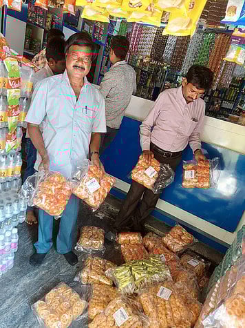 ஆம்பூரில் காலாவதியான உணவுப் பொருள்களை பறிமுதல் செய்த உணவு பாதுகாப்பு அலுவலா்கள்.