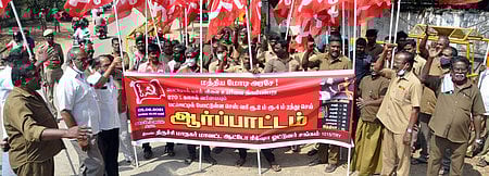 ஆட்சியரகம் முன் ஆா்ப்பாட்டம் நடத்திய ஆட்டோ ஓட்டுநா்கள்.