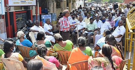 ஆா்ப்பாட்டத்தில் ஈடுபட்ட போக்குவரத்து கழக ஓய்வூதியா்கள்.