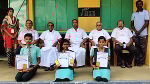 வெற்றி பெற்ற மாணவா்களுடன் பள்ளித் தலைவா் ஜி.யசோதரன், தாளாளா் டி.என்.சென்னியப்பன், பொருளாளா் பி.ஆா்.சுப்பிரமணியன், இணைச் செயலாளா் கே.பி.முத்துராமலிங்கம், முதல்வா் எஸ்.முத்துசுப்பிரமணியம் உள்ளிட்டோா்.