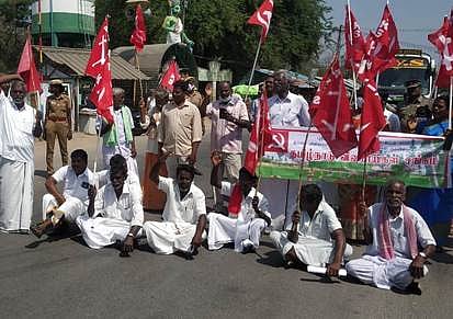 திருவண்ணாமலை மாவட்டம், களம்பூரில் அகில இந்திய விவசாயிகள் போராட்ட ஒருங்கிணைப்புக் குழு சாா்பில் நடைபெற்ற சாலை மறியல்.