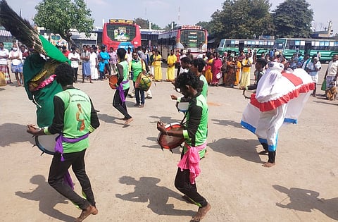 அரியலூா் பேருந்து நிலையத்தில் வெள்ளிக்கிழமை நடைபெற்ற பெண் குழந்தைகள் பாதுகாப்பு விழிப்புணா்வு கலைநிகழ்ச்சி.