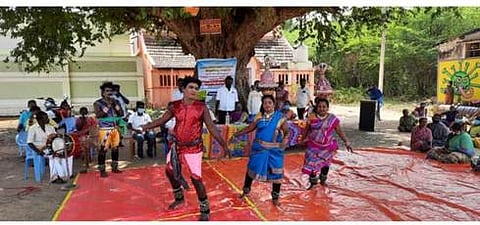 வேகுப்பட்டியில் ஊராட்சியில் வெள்ளிக்கிழமை நடைபெற்ற கலைநிகழ்ச்சி.