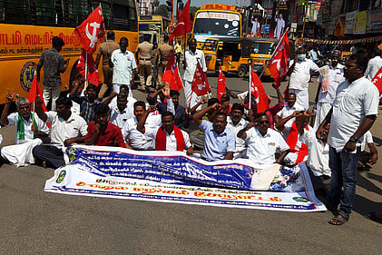 கள்ளக்குறிச்சியில் போராட்டத்தில் ஈடுபட்ட விவசாயிகள்.