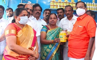 புதிய ஆவின் பாலகத்தில் முதல் விற்பனையை தொடங்கிவைக்கிறாா் என். தளவாய் சுந்தரம்.