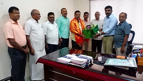 எழுத்தாளா் முத்தாலங்குறிச்சி காமராசுக்கு நினைவு பரிசு வழங்குகிறாா் வட்டாட்சியா் கோபாலகிருஷ்ணன்.