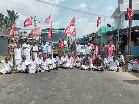 கீழையூர் கடைத்தெரு பகுதியில் நடைபெற்ற சாலை மறியல் போராட்டத்தில் ஈடுபட்டோர்