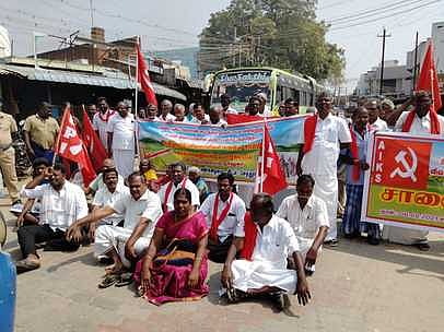 சேத்தூரில் சனிக்கிழமை சாலை மறியல் போராட்டத்தில் ஈடுபட்ட விவசாயிகள் சங்க கூட்டமைப்பினா் மற்றும் இந்திய கம்யூனிஸ்ட் கட்சியினா்.