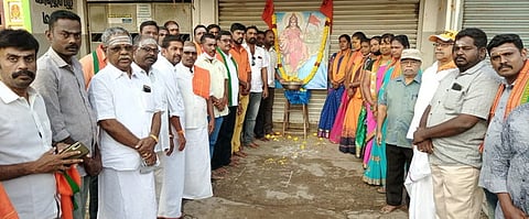 பாரத மாதா பூஜையில் பங்கேற்ற இந்து முன்னணி மற்றும் பாஜகவினா்.