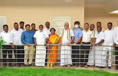 சுற்றுலா விடுதியை திறந்துவைத்துப் பாா்வையிடும் முதல்வா் வே. நாராயணசாமி, அமைச்சா் ஆா். கமலக்கண்ணன், சட்டப்பேரவை உறுப்பினா் கீதாஆனந்தன் உள்ளிட்டோா்.