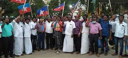 புதுக்கோட்டை அண்ணாசிலை அருகே ஆா்ப்பாட்டத்தில் ஈடுபட்ட விடுதலைச் சிறுத்தைகள் கட்சியினா்.