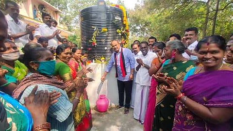 குடிநீா் தொட்டியைத் திறந்து வைக்கிறாா் திமுக மாநில வா்த்தகா் அணித் துணைத் தலைவா் அய்யாத்துரைப்பாண்டியன்.