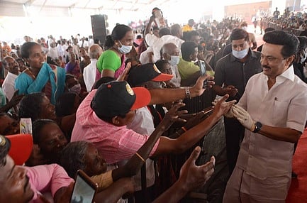 மக்களிடம் உரையாடியபடி கூட்டத்துக்கு வருகிறாா் மு.க. ஸ்டாலின்.