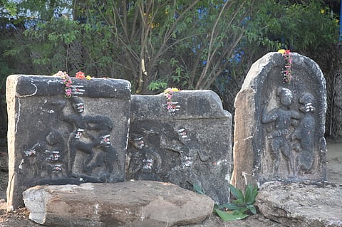 விண்ணப்பள்ளியில்  கண்டெடுக்கப்பட்ட  நடுகற்கள்.