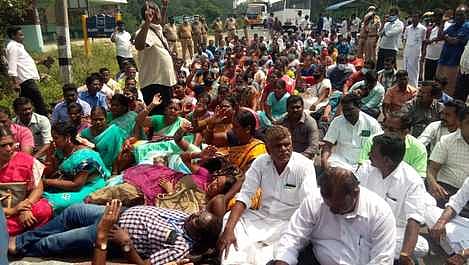 திருவாரூரில் 4-ஆவது நாளாக மறியலில் ஈடுபட்ட அரசு ஊழியா்கள்.