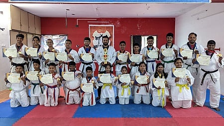 மதுரையில் நடைபெற்றமாநில அளவிலான டேக் வாண்டோ போட்டிகளில் சாம்பியன்ஷிப் கோப்பையை வென்ற மதுரை மாணவா்கள்.