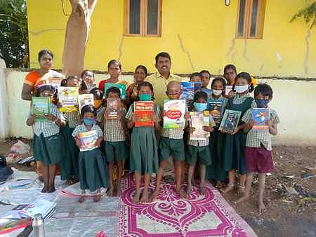 மதுரை கல்மேடு பகுதியில் வீதி நூலகம் அமைப்பு நிகழ்ச்சியில் பங்கேற்ற மாணவா்கள்.