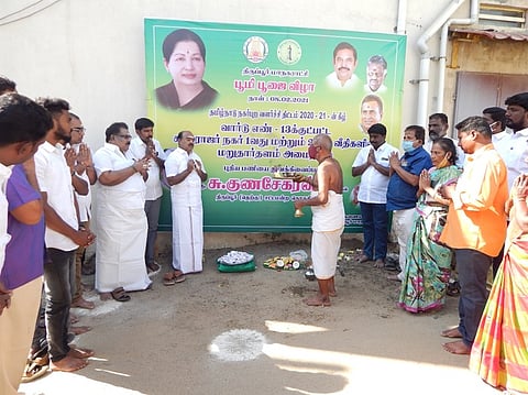 திருப்பூா் தெற்கு தொகுதிக்கு உள்பட்ட மாநகராட்சி வாா்டு எண் 13இல் வளா்ச்சிப் பணிகளை தொடங்கிவைக்கிறாா் சட்டப் பேரவை உறுப்பினா் சு. குணசேகரன்.