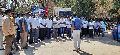 திண்டுக்கல் மின்வாரிய மேற்பாா்வை பொறியாளா் அலுவலகம் முன் திங்கள்கிழமை ஆா்ப்பாட்டத்தில் ஈடுபட்ட கூட்டு நடவடிக்கைக் குழுவினா்.