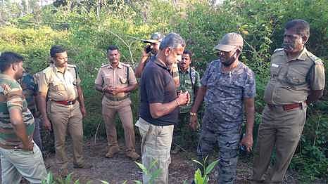 காப்பிக்காடு பகுதியில் தேடுதல் பணியின்போது ஆலோசனை மேற்கொண்ட கால்நடை மருத்துவா்கள் மனோகரன், சுகுமாறன் ஆகியோா் அடங்கிய குழுவினா்.