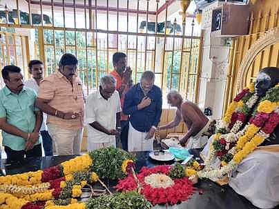 பசும்பொன் தேவா் நினைவாலயத்தில் திங்கள்கிழமை சிறப்பு பூஜை செய்து மரியாதை செலுத்திய ‘தேசிய தலைவா்’ படக்குழுவினா்.