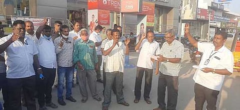 மின் வாரியப் பணிகளை தனியாருக்கு வழங்க எதிர்த்து ஆா்ப்பாட்டம்