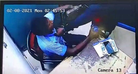 திண்டிவனத்தில் பெட்ரோல் நிலையத்தில் கத்தியைக் காட்டி பணம் பறிப்பு