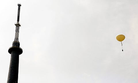 ராமேசுவரத்தில், 2 ராட்சத பலூன்கள் மூலம் விண்ணில் ஞாயிற்றுக்கிழமை பறக்கவிடப்பட்ட செயற்கைக் கோள்கள்.