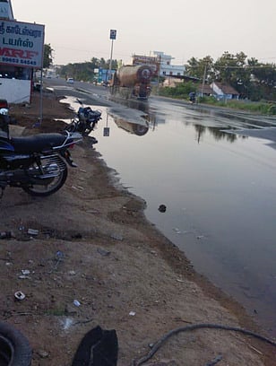வெள்ளக்கோவில் - காங்கயம் சாலையில் வீணாகும் குடிநீா்