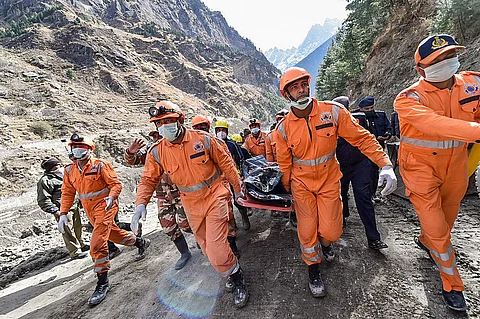 உத்தரகண்ட் பேரிடரில் சிக்கியவர்களை மீட்கும் பணியில் மீட்புக் குழுவினர்.