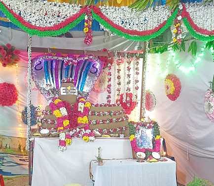 மணலினால் பிரதிஷ்டை செய்யப்பட்ட சிவலிங்கம்.