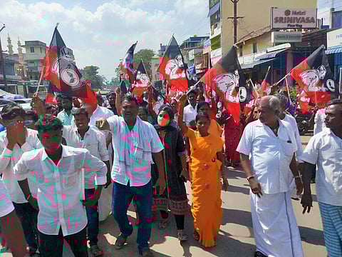 சாலைமறியலில் ஈடுபட்டுள்ள அதிமுகவினர்