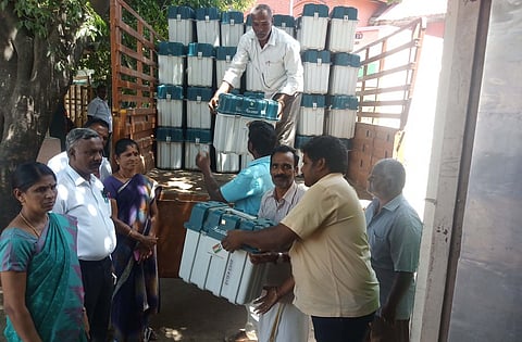 தொகுதிகளுக்கு வாக்குப்பதிவு இயந்திரங்கள் அனுப்பிவைப்பு