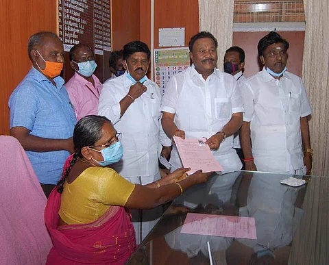 திண்டுக்கல் தொகுதியில் அமைச்சர் சீனிவாசன் மனுத் தாக்கல்