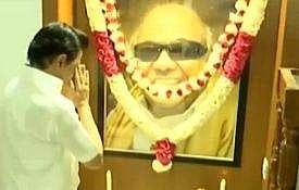 வேட்பாளர்கள் பட்டியலுடன் கருணாநிதி திருவுருவப் படத்திற்கு திமுக தலைவர் மு.க.ஸ்டாலின் மரியாதை