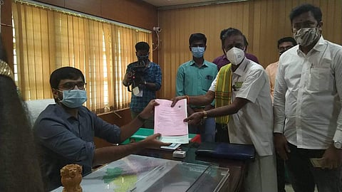 மேட்டூர் சட்டமன்ற தொகுதிக்கு தேர்தல் மன்னன் பத்மராஜன் இன்று முதல் நபராக வேட்பு மனு தாக்கல் செய்தார் .215-வது முறையாகும்