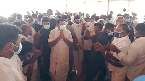 ஓமலூரில் உள்ள அதிமுக புறநகர் மாவட்ட கட்சி அலுவலகத்திற்கு வருகை தந்த முதல்வர் பழனிசாமிக்கு அதிமுக நிர்வாகிகள்,தொண்டர்கள் உற்சாக வரவேற்பு அளித்தனர்.