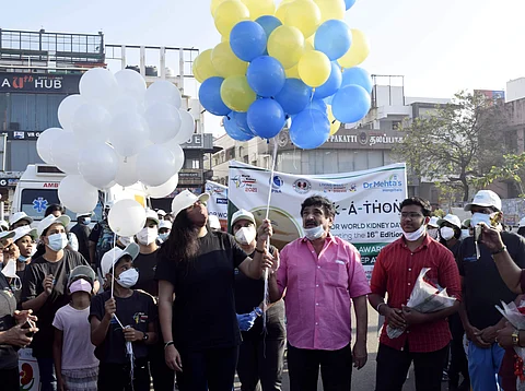 உலக சிறுநீரக தினத்தை முன்னிட்டு டாக்டர் மேத்தா மருத்துவமனை சார்பில் ஏற்பாடு செய்திருந்த நடைபயிற்ச்சி முகாமில் கலந்து கொண்ட நடிகை நமீதா, நடிகர் ரமேஷ் கன்னா மற்றும் மருத்துவமனை ஊழியர்கள்.