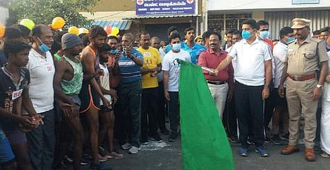 சிதம்பரத்தில் வாக்காளர் விழிப்புணர்வு மராத்தான் போட்டியை தொடங்கி வைத்த கடலூர் மாவட்ட காவல் கண்காணிப்பாளர் ஶ்ரீஅபிநவ், பல்கலைக்கழக பதிவாளர் ஆர்.ஞானதேவன்.