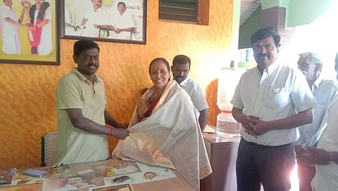 மாவட்ட திமுக பொறுப்பாளா் பொ.சிவபத்மநாதனை சந்தித்து வாழ்த்து பெற்ற திமுக வேட்பாளா் பூங்கோதை.