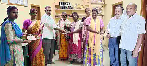 ஏழை, எளிய மக்களுக்கு நிதியுதவி வழங்கிய முன்னாள் முப்படை வீரா்கள் நலச் சங்கத் தலைவா் லோகநாதன் நிதியுதவி வழங்கினாா்.