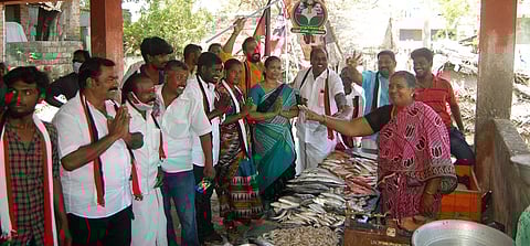 கடலூா் புதுப்பாளையம் பகுதியில் வாக்கு சேகரிப்பில் ஈடுப்பட்ட அதிமுகவினா்.