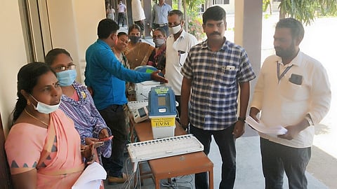 கும்மிடிப்பூண்டியில் தோ்தல்  பணி  ஊழியா்களுக்கு  நடைபெற்ற சிறப்புப் பயிற்சி.